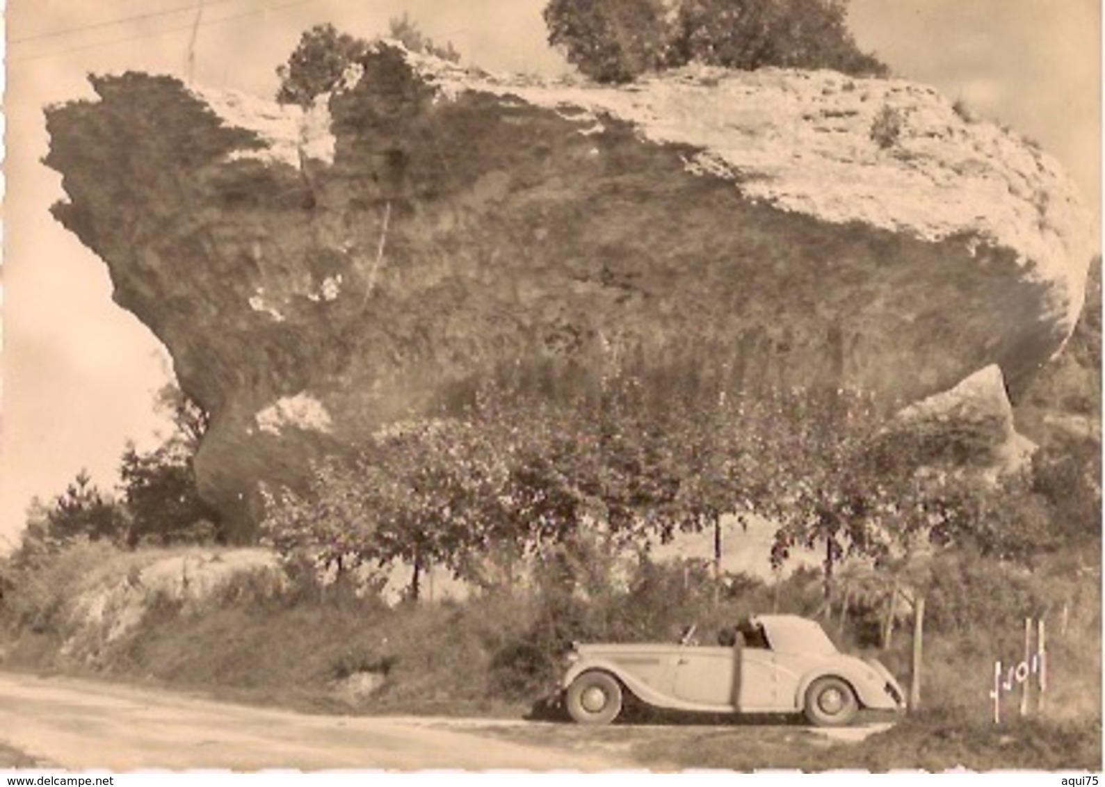 LES EYZIES DE TAYAC    Rocher De La Penne (vieille Automobile) - Sarlat La Caneda