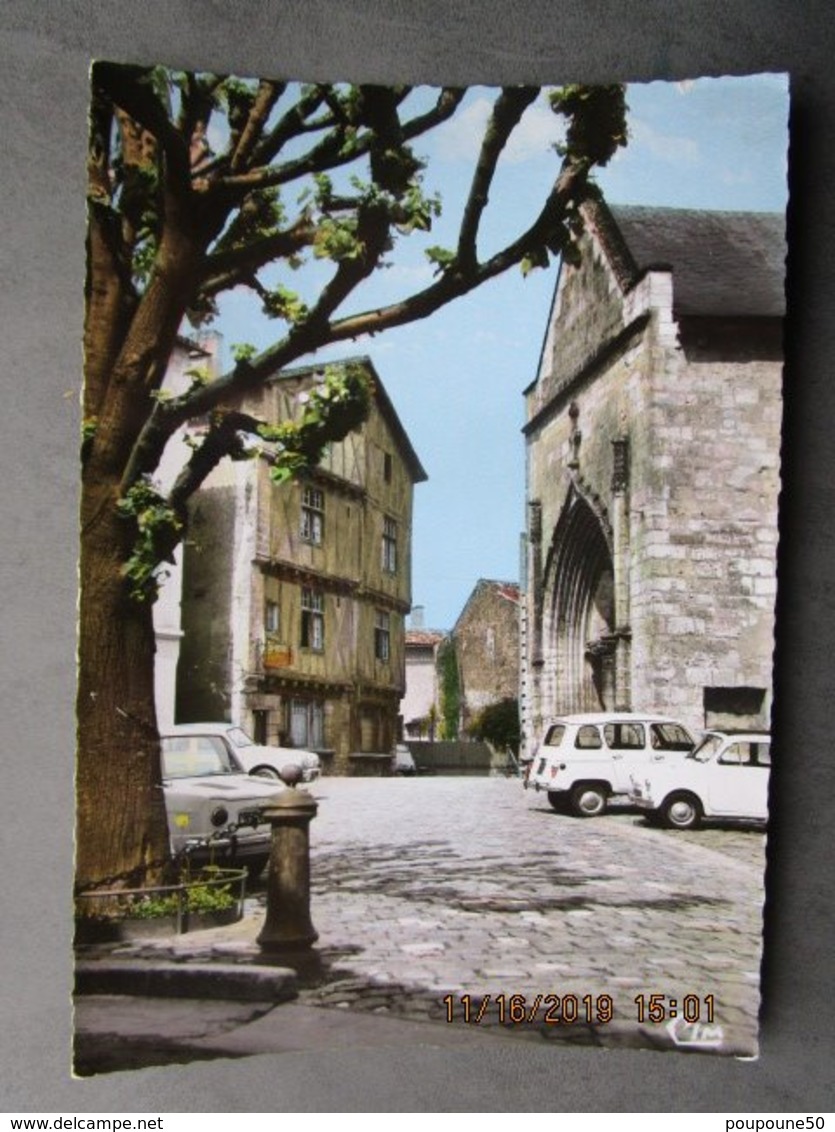 CP 86 LUSIGNAN La Place De L'eglise Et La Maison De BOIS à Colombages Du XVè S. Voitures Simca1000 Renault 4L Fiat 500 - Lusignan