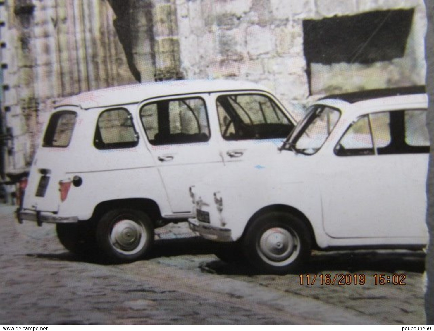 CP 86 LUSIGNAN La Place De L'eglise Et La Maison De BOIS à Colombages Du XVè S. Voitures Simca1000 Renault 4L Fiat 500 - Lusignan