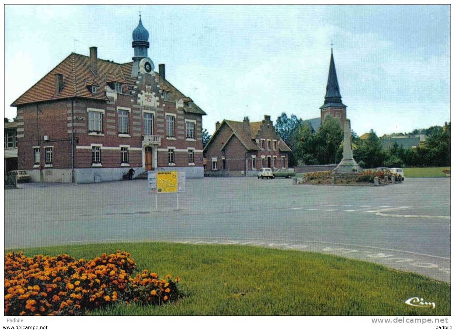 Carte Postale 59. Marcoing La Marie Et Le Monument Aux Morts  Place Du Général De Gaulle Renault 4L - Marcoing