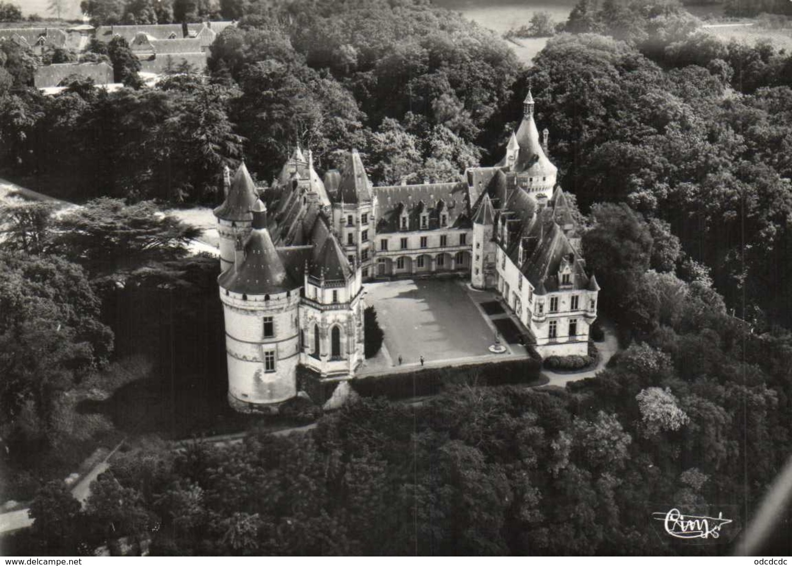 CPSM Grand Format CHAUMONT S/ LOIRE  Le Chateau Vue Aérienne 2 RV Combier - Altri & Non Classificati