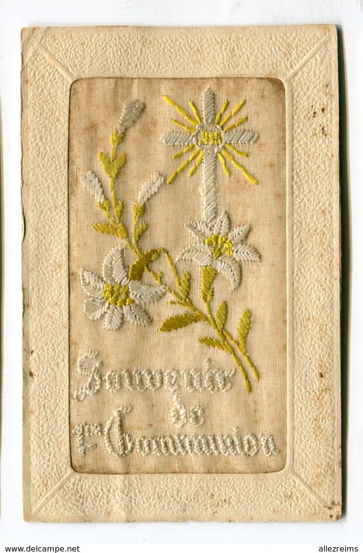 CPA Fantaisie : Carte Brodée  Souvenir De Communion Avec Fleurs    VOIR DESCRIPTIF  §§§ - Borduurwerk