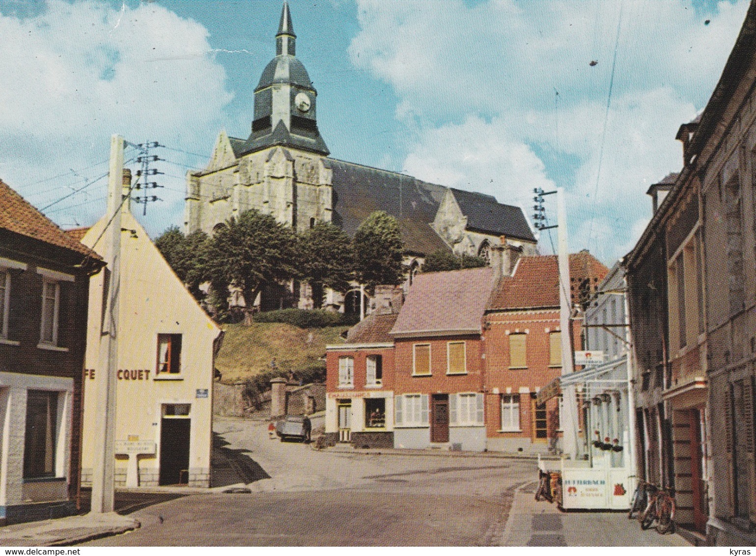 Cpsm 10x15 . AUXI-LE-CHÄTEAU (62) Rue De L'Eglise (Café "..cquet" ) - Auxi Le Chateau