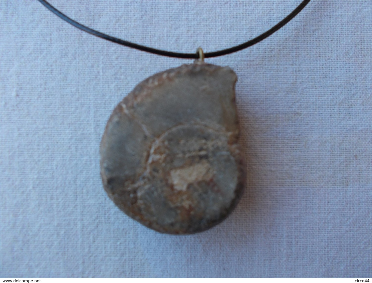 CADEAU  ORIGINAL.AMMONITE  FOSSILE MONTEE EN PENDENTIF.LONGUEUR DU CORDON REGLABLE.ORIGINE MAINE ET LOIRE - Fossiles