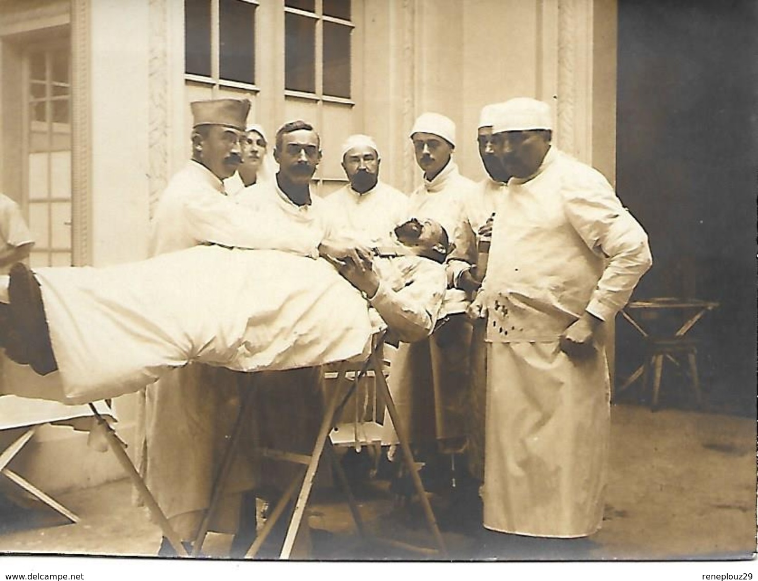 57- Photo De L'arrivée D'un Blessé à L'Hôpital Plantières à Metz En 1918/1919 - Guerre, Militaire