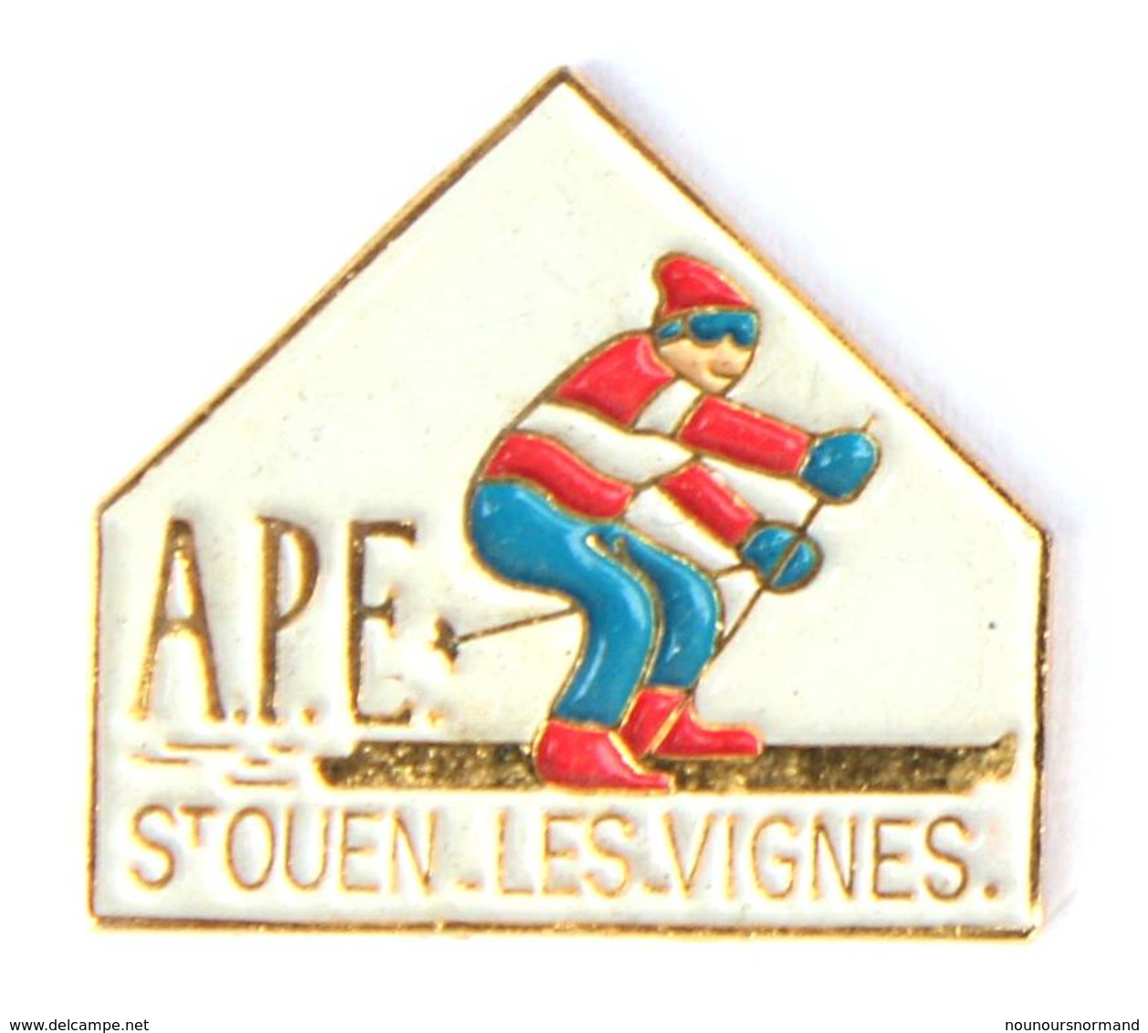 Pin's A.P.E ST OUEN LES VIGNES (37) - Skieur - La Préface - I821 - Verenigingen