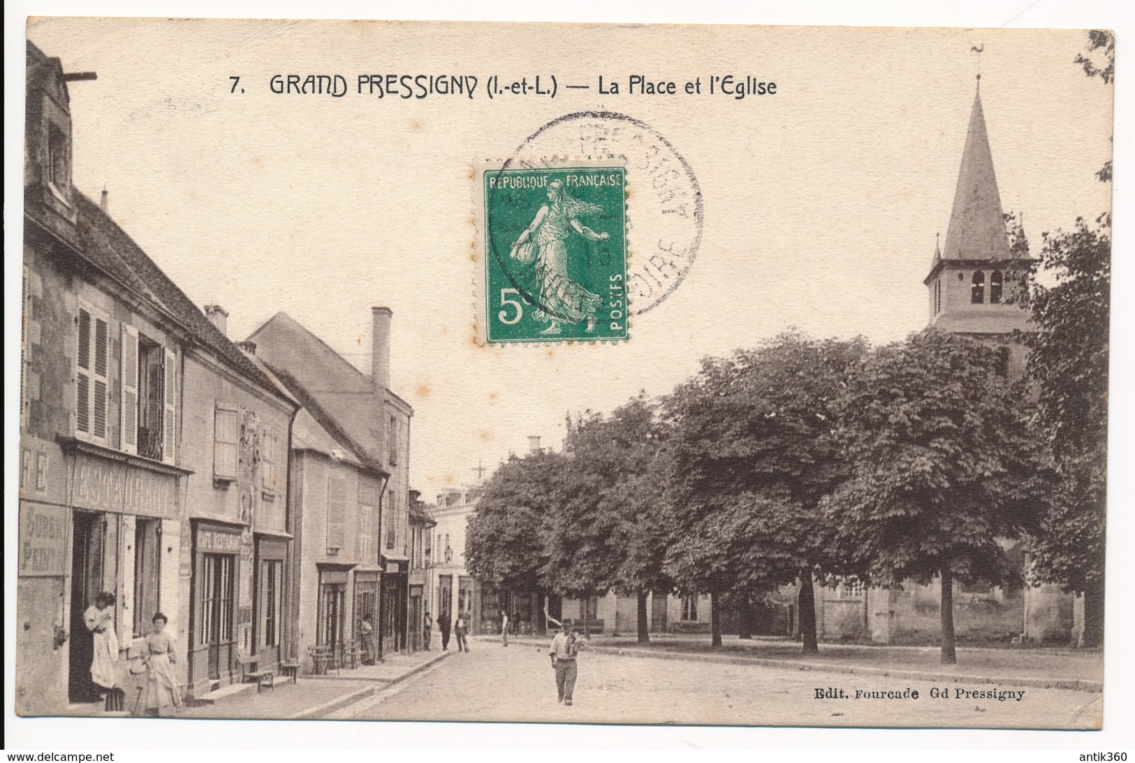 CPA 37 LE GRAND PRESSIGNY Carte Rare La Place Et L'Eglise - Le Grand-Pressigny