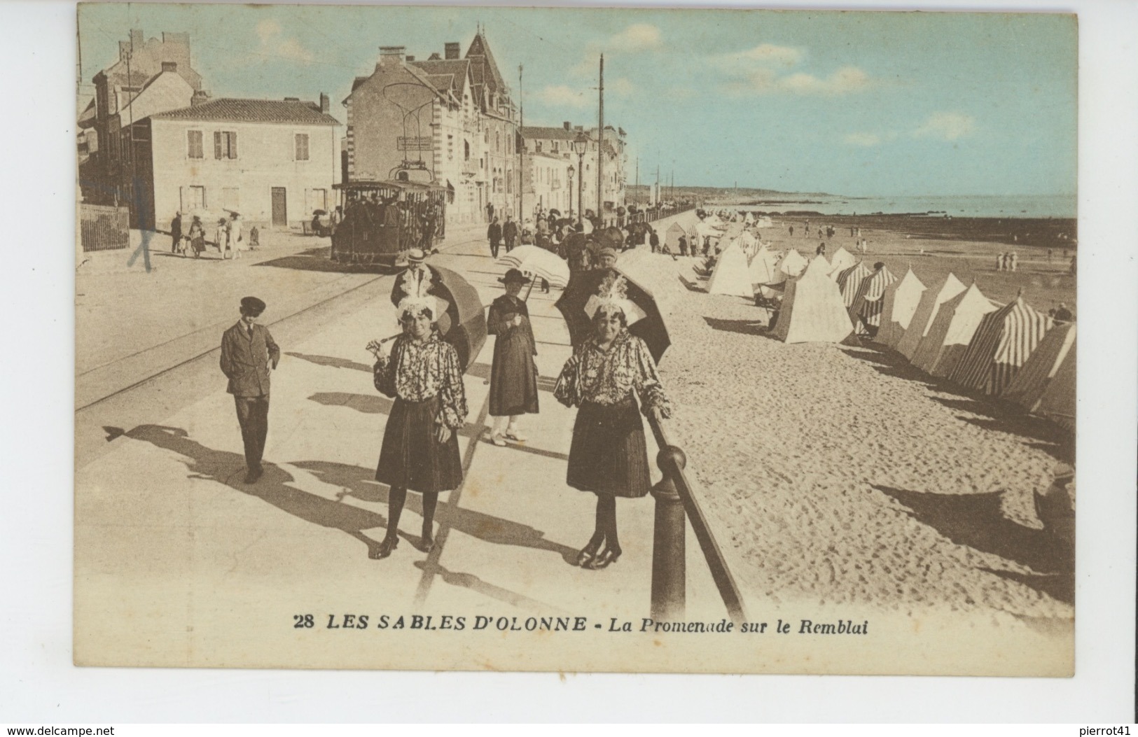 LES SABLES D'OLONNE- La Promenade Sur Le Remblai - Sables D'Olonne