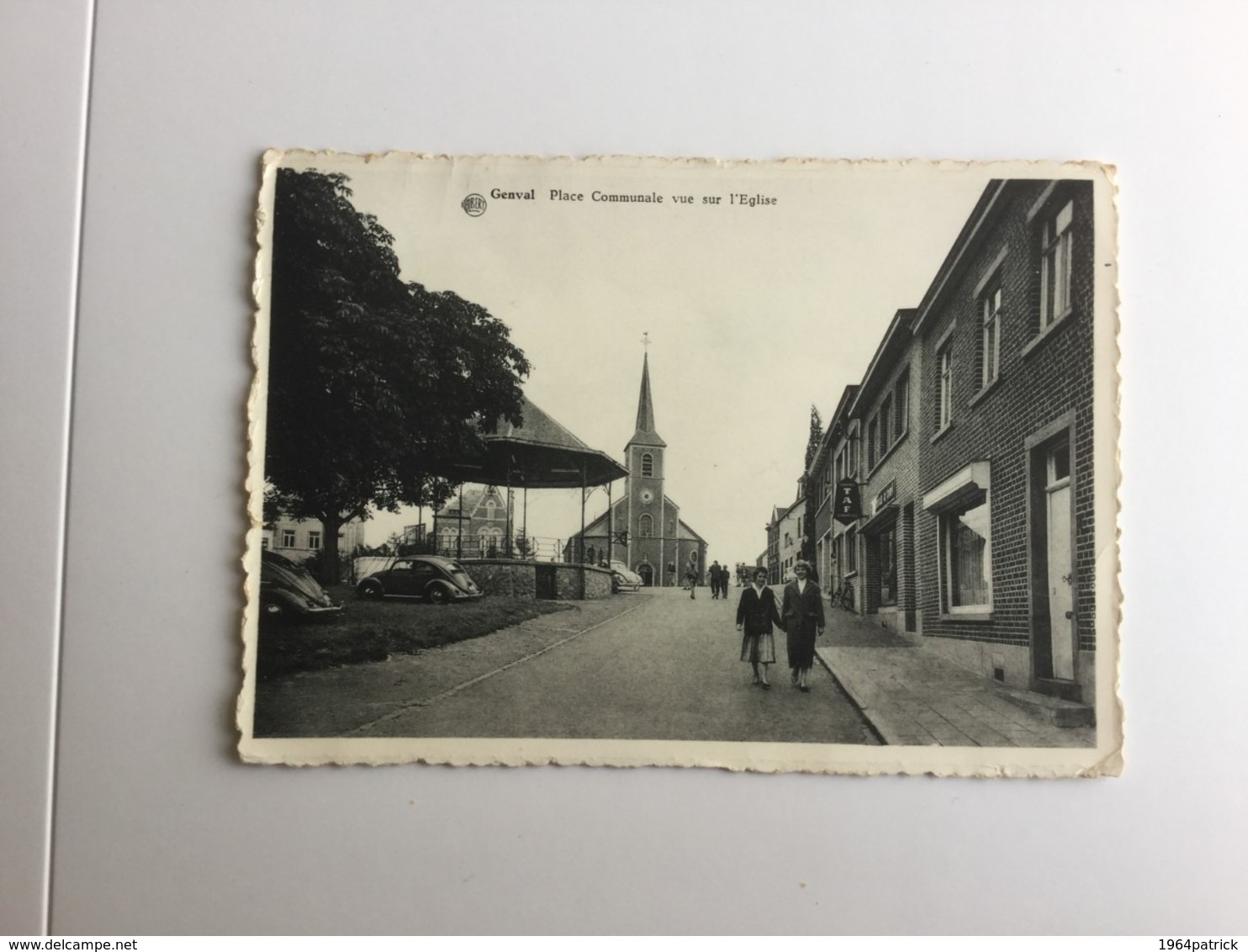 GENVAL  PLACE COMMUNALE VUE SUR L' EGLISE    BELLE CARE ANIMEE   OLDTIMER VW COX / VW KEVER - Rixensart