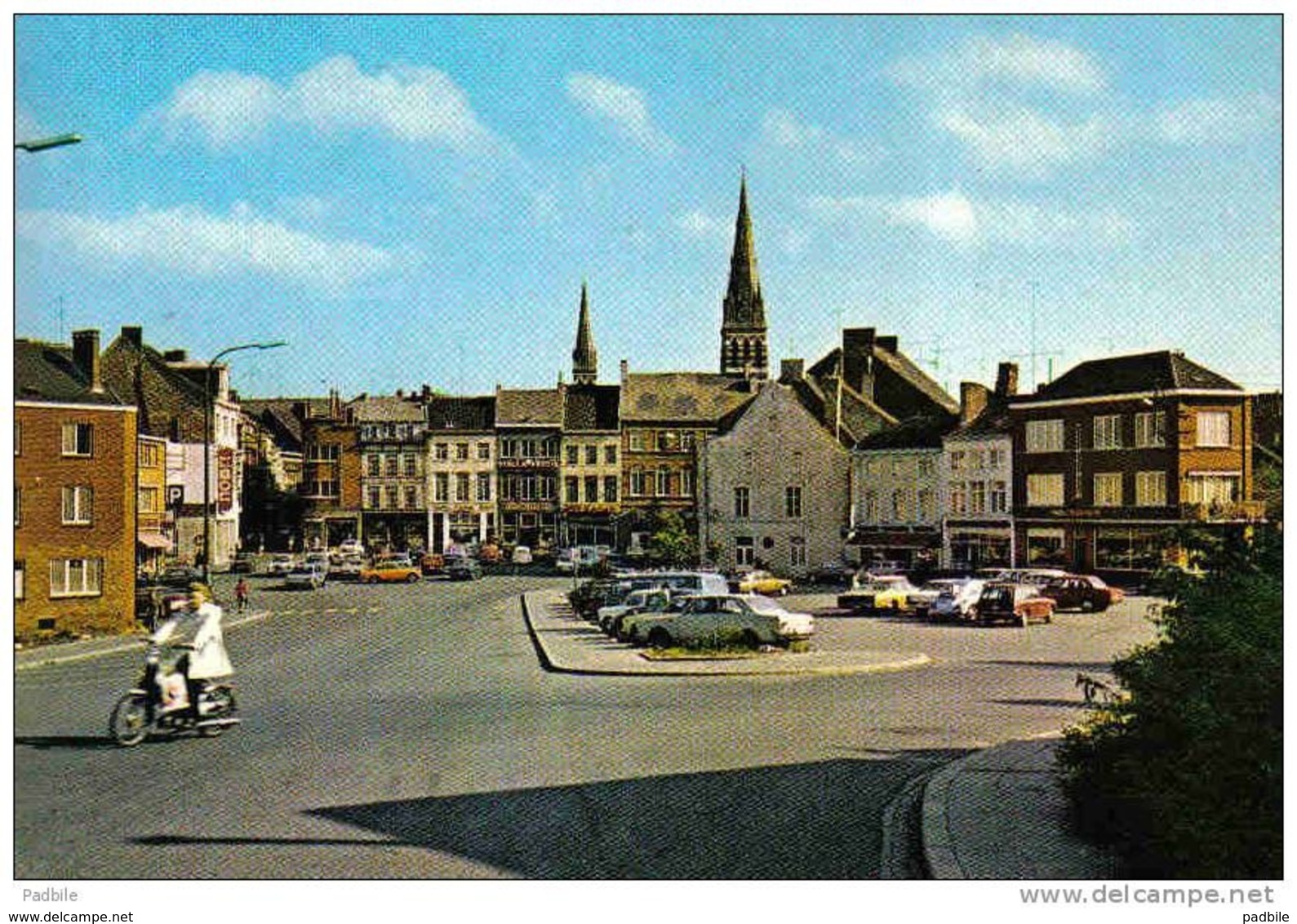 Carte Postale 25.  Chatelet  La Place Du Marché Renault 4L Trés Beau Plan - Otros & Sin Clasificación