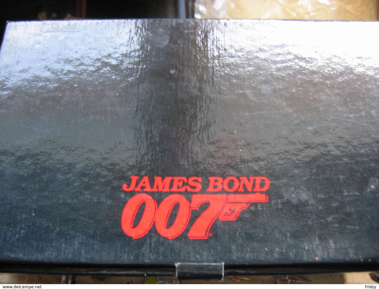 Superbe Coffret MASTER Pin's En Bon état Composé 17 Pin's Sur Les Films De James BOND 007. - Filmmanie