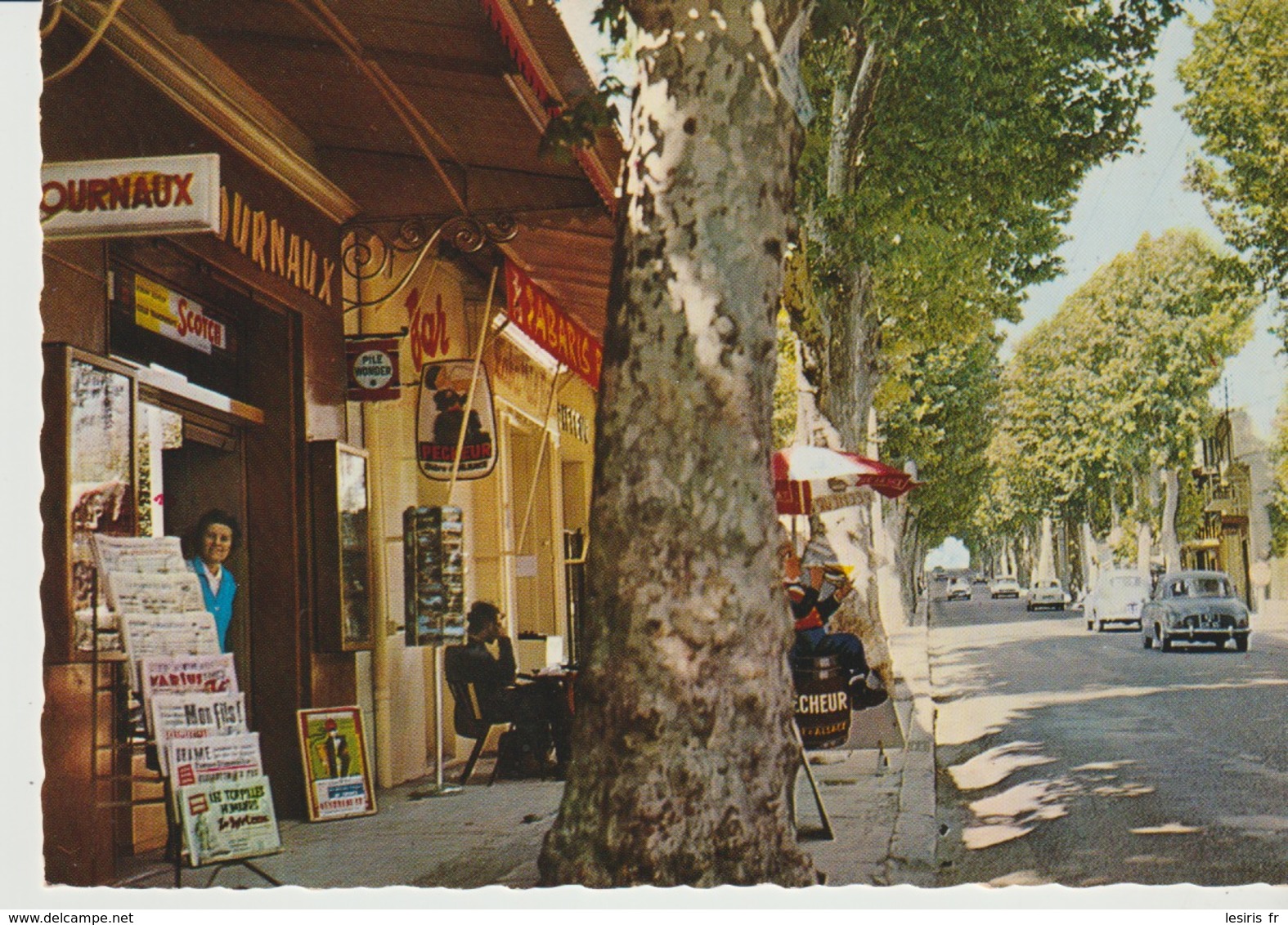 C. P. - PHOTO - LUYNES - L'AVENUE PRINCIPALE - 13-001-83 - JOURNAUX - ANIMÉE - VOITURES - Luynes