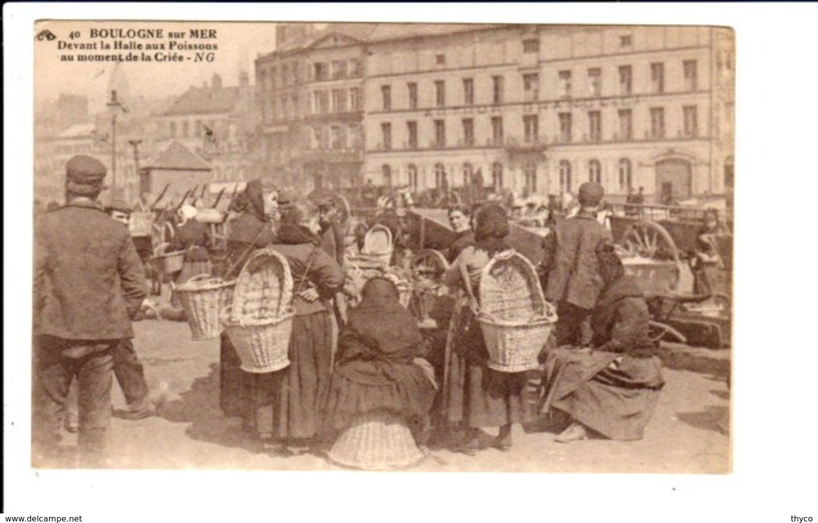 BOULOGNE-SUR-MER  - DEVANT LA HALLE AUX POISSONS AU MOMENT DE LA CRIEE - Boulogne Sur Mer