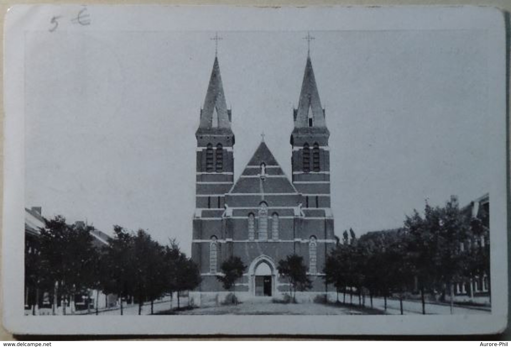 Quaregnon - Lourdes  L'Eglise Et L'Esplanade - Quaregnon