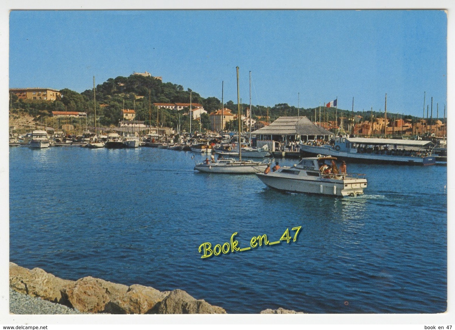 {72386} 83 Var Ile De Porquerolles , L' Arrivée Au Port ; Animée , Bateaux - Porquerolles