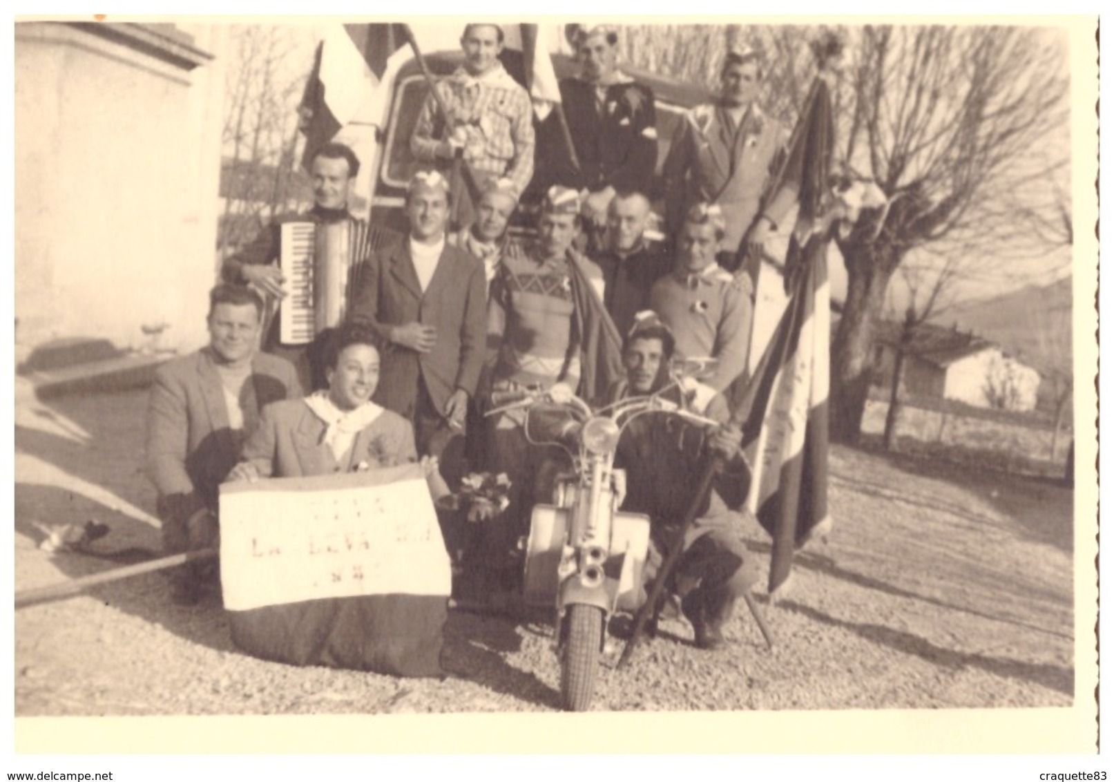 "VIVA LA LEVA  ..?.. 1934"   JEUNES GENS AVEC DRAPEAUX  ACCORDEONISTE  MOTO  ITALIEN   CARTE PHOTO - Guerra, Militari