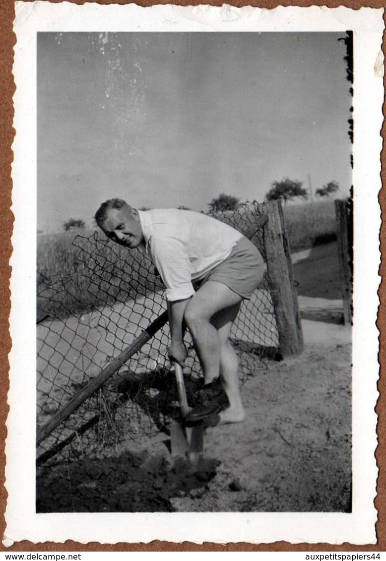 Photo Originale Gay & Playboy Pour Jardinier Du Dimanche En Short à L'unique Chaussure - Le Grand Bond Au Pied Nu ! 1938 - Profesiones