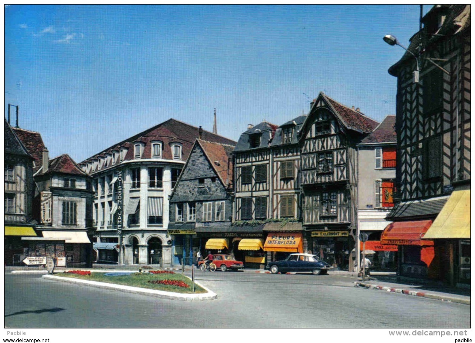 Carte Postale 89. Auxerre  Place Charles Surugne  DS Citroën  Trés Beau Plan - Auxerre