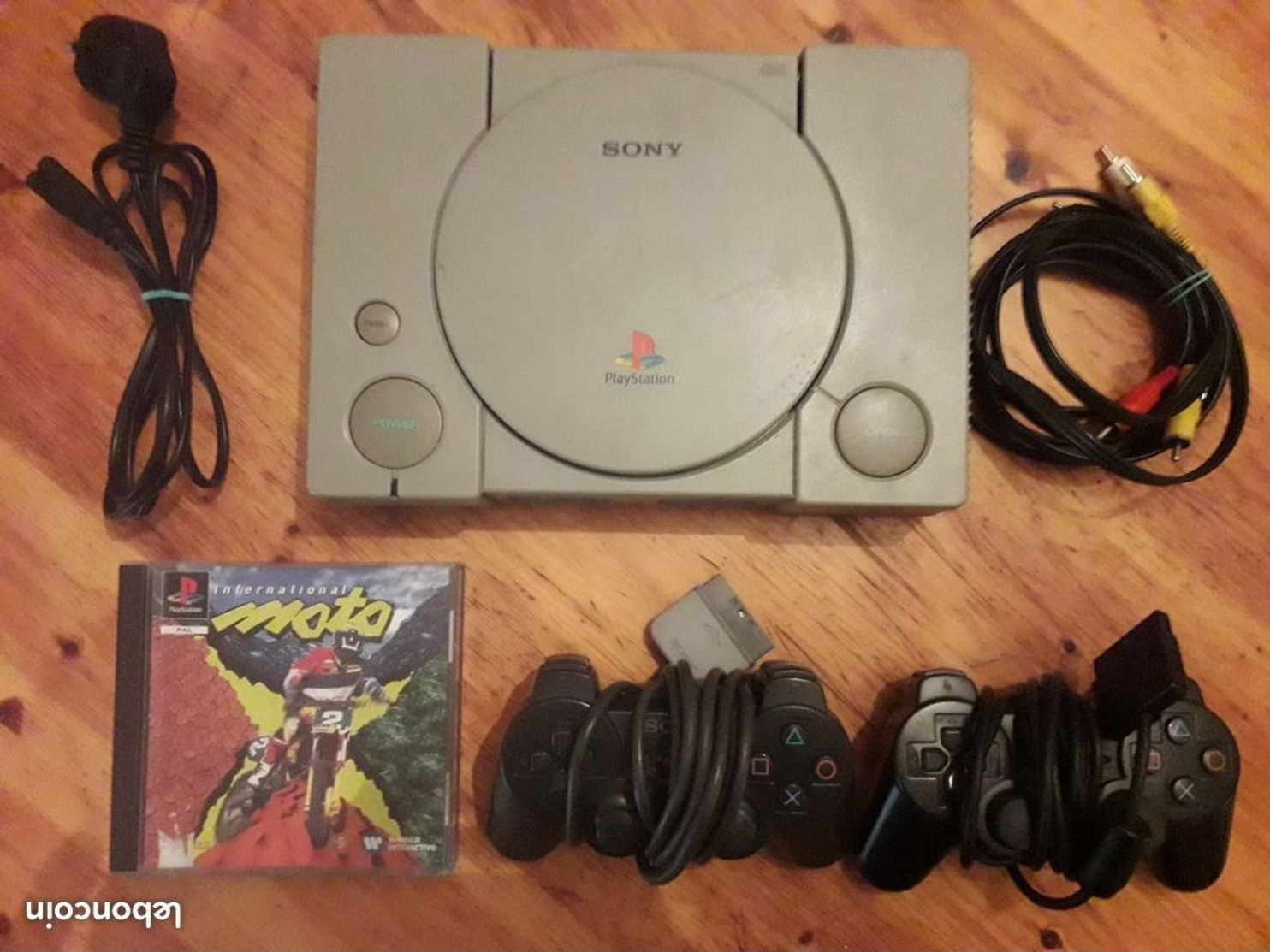 Console Playstation 1, Livrée Avec 2 Manettes, Un Jeu, Et Une Carte Mémoire - Andere & Zonder Classificatie