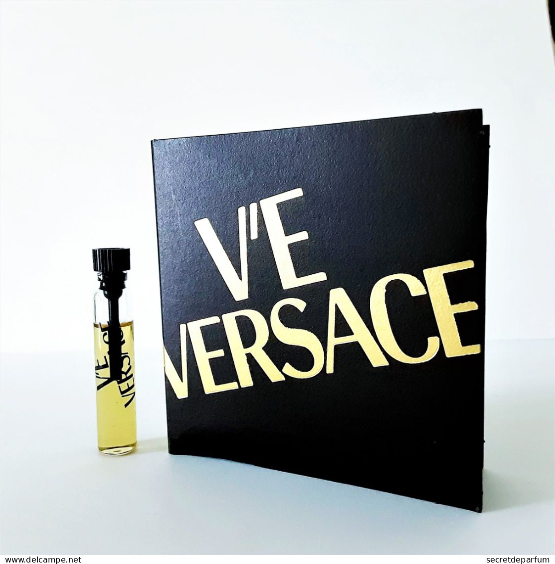 échantillons De Parfum  Tubes V'E  De GIANNI VERSACE  EDP   1.6  Ml - Echantillons (tubes Sur Carte)