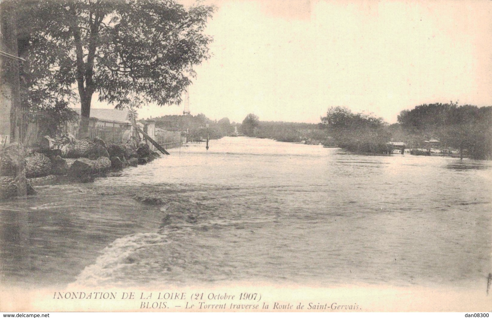 41 INONDATION DE LA LOIRE 1907 BLOIS LE TORRENT TRAVERSE LA ROUTE DE SAINT GERVAIS  PAS CIRCULEE - Blois