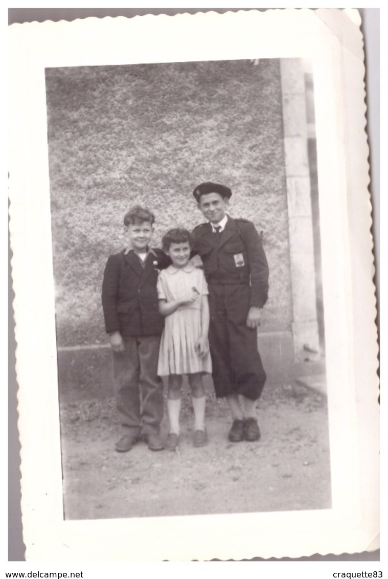 UN JEUNE HOMME DES "CHANTIERS DE JEUNESSE Ou Scout ?" ET DEUX ENFANTS   AVRIL 1955 - Krieg, Militär