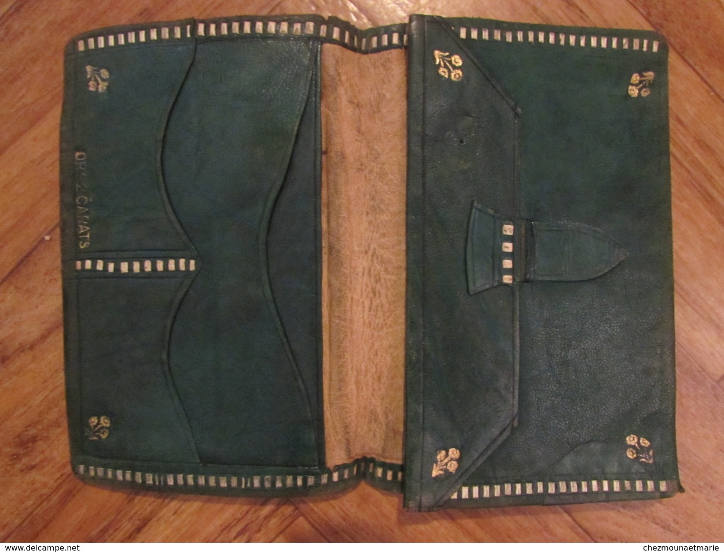 POCHETTE PORTE FEUILLE AYANT SERVI DE TABATIERE COULEUR VERTE USEE OR 22 CARATS - Tabatières Et Pots