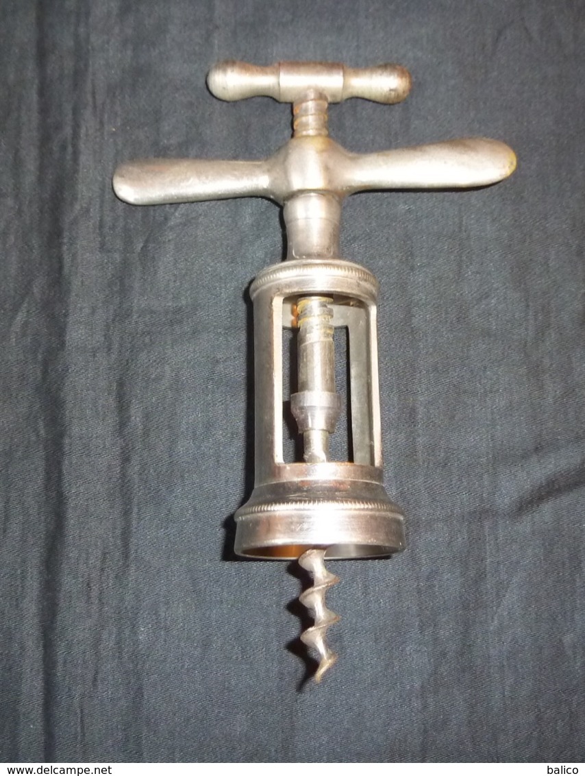 Tire-bouchon à Hélice De Facture Italienne - Armature Droite Est En Bronze Surmontée D'une Hélice De Grande Envergure - Flaschenöffner