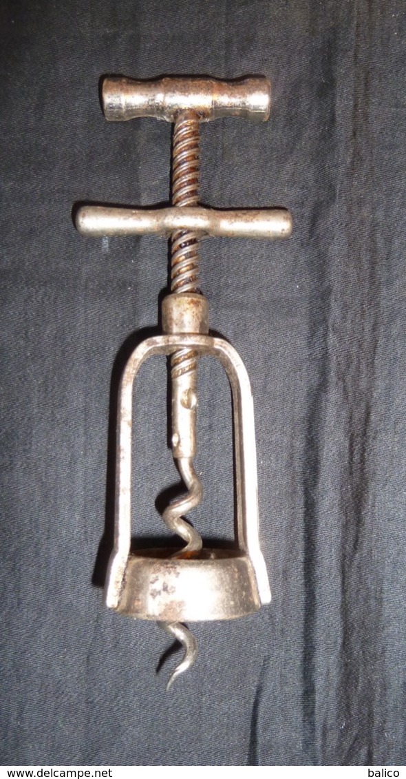 Tire Bouchon Ancien En Acier - Bottle Openers