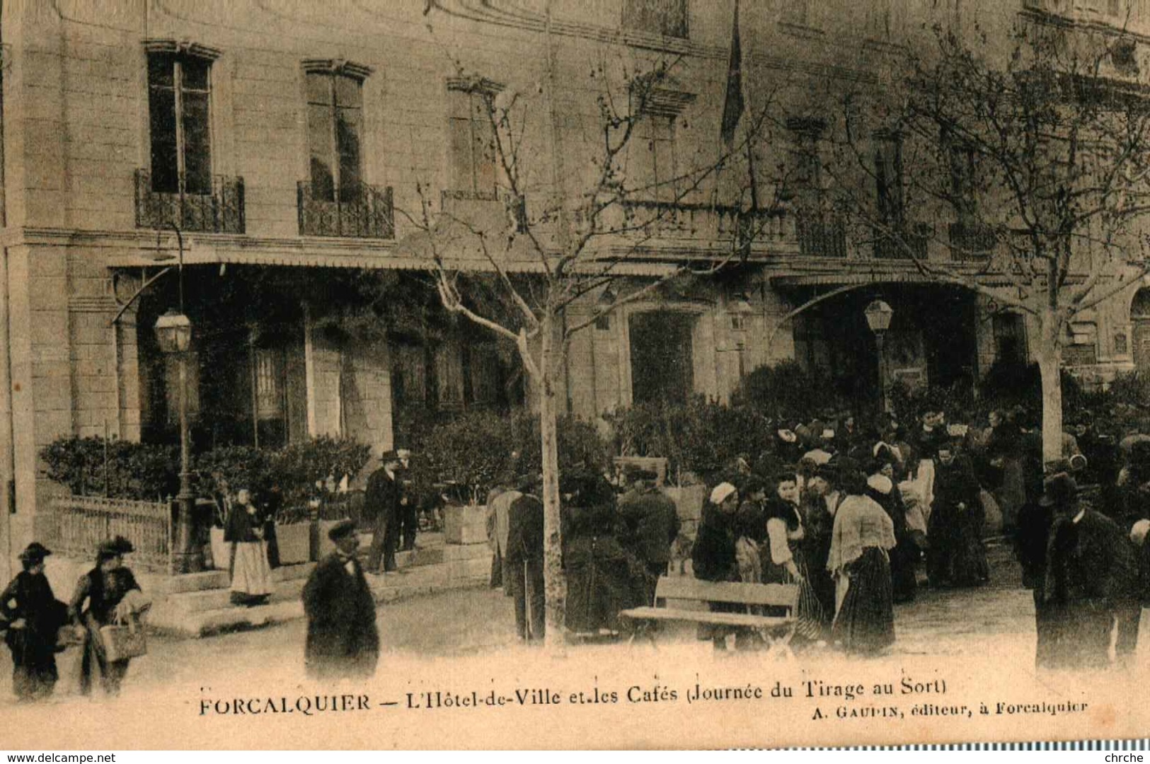 04 - RARE - FORCALQUIER - L'Hôtel De Ville Et Les Cafés ( Journée Du Tirage Au Sort ) - Forcalquier