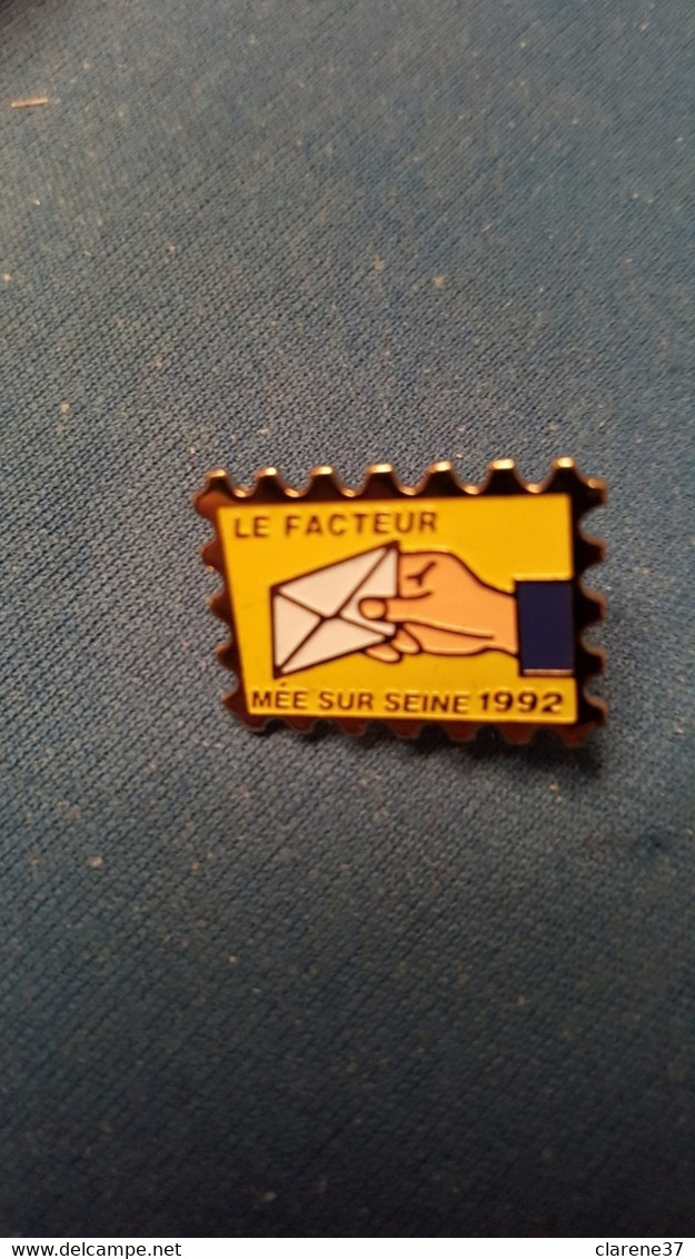 Pin's LE  FACTEUR  LE MEE SUR SEINE 77 SEINE ET MARNE - Administraties