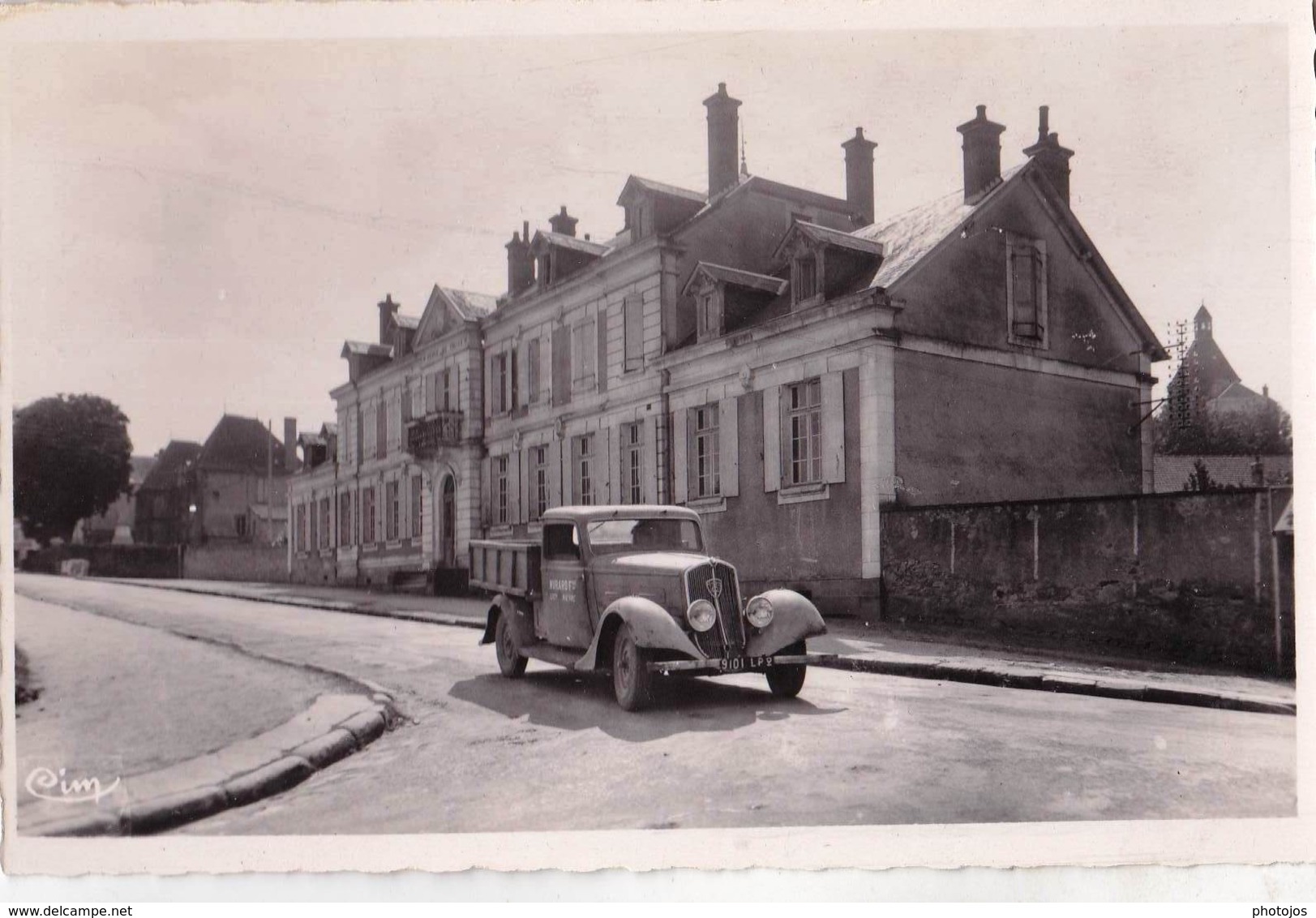 Carte Photo Cpsm :Une  Camionnette Peugeot ? Devant L'école De Luzy (58) - Cars