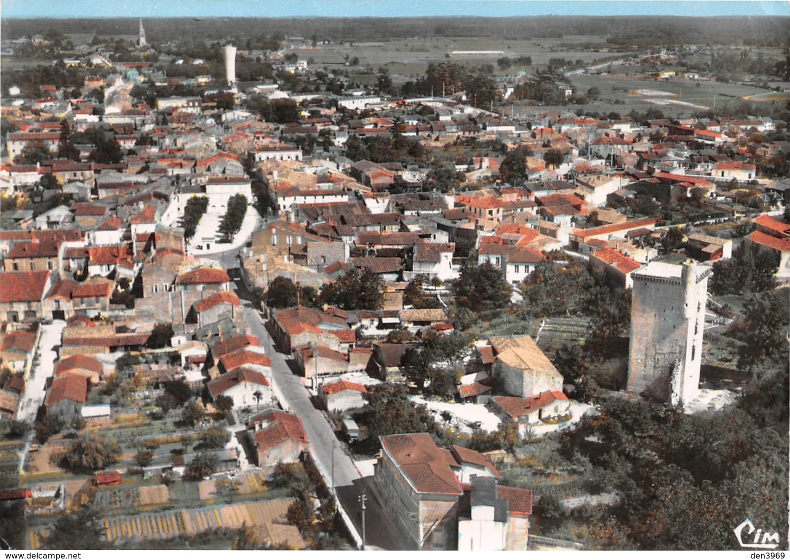 LESPARRE-MEDOC - Vue Générale Aérienne - Au 1er Plan La Tour De L'Honneur - Lesparre Medoc