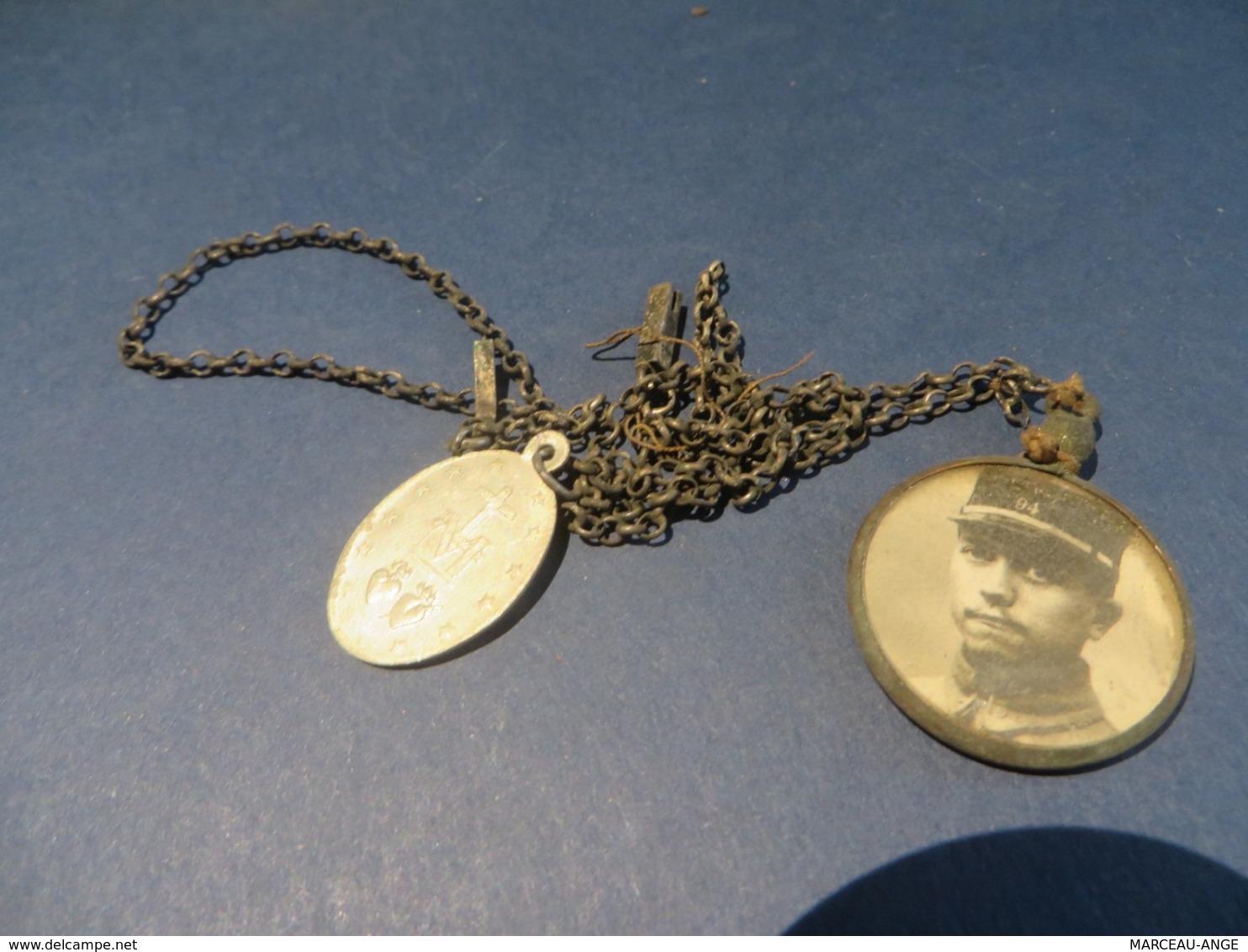 1 Collier  MILITAIRE - Andere & Zonder Classificatie