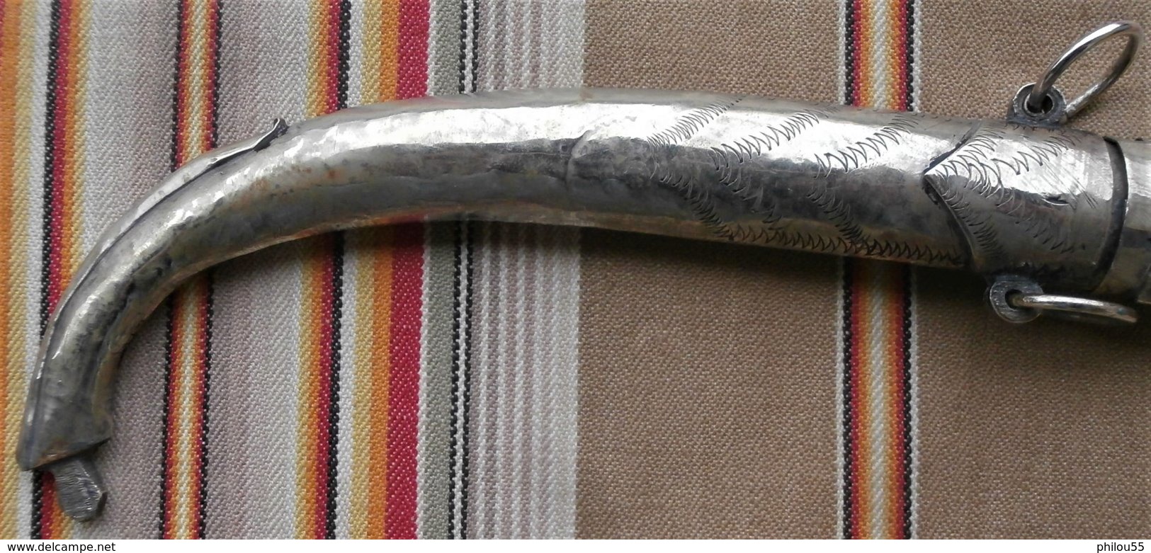 Lot de 2 Anciens Couteaux AFRIQUE DU NORD Metal Argenté Laiton couteaux et  lames gravees