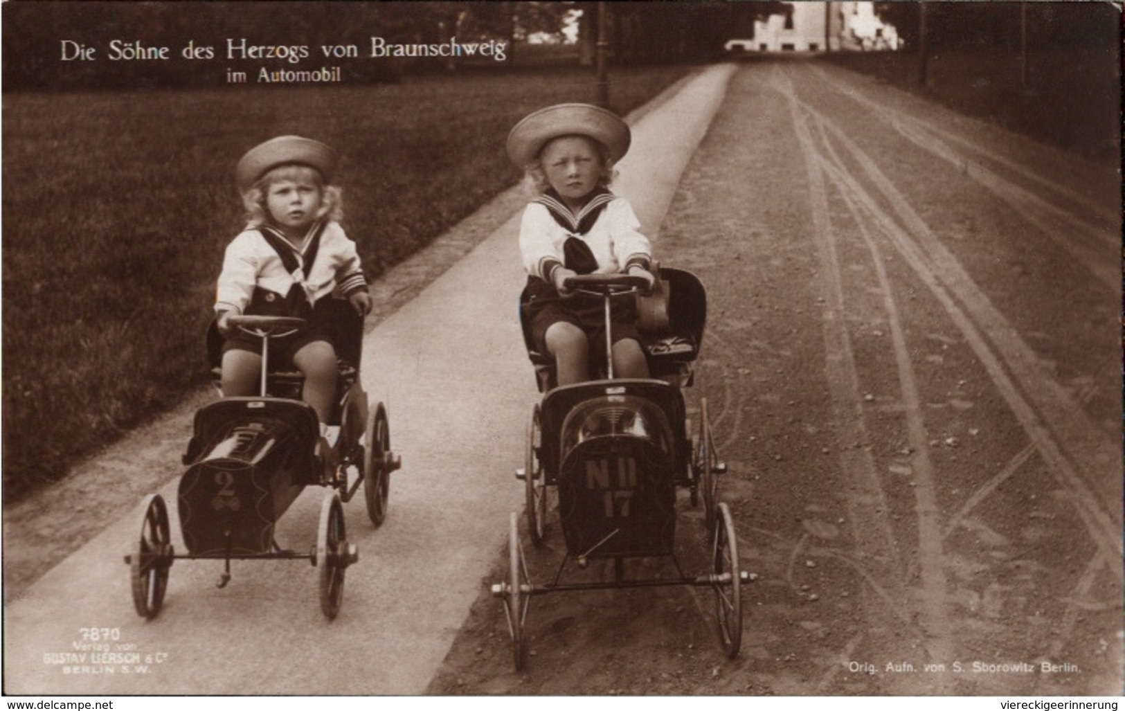 !  Alte Fotokarte Photo, Die Söhne Des Herzogs Von Braunschweig Im Spielzeugauto, Adel, FAMILLES ROYALES - Familias Reales