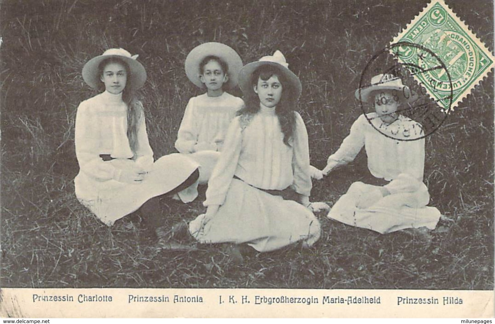 LUXEMBOURG Les Princesses Charlotte, Antonia, Marie-Adélaïde Et Hilda Avec Leur Grand Chapeau Sur L'herbe - Grand-Ducal Family