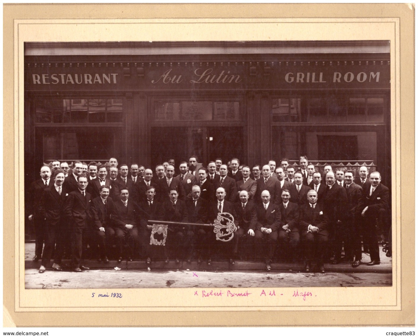 RESTAURANT "AU LUTIN"  5 MAI 1932  HOMMES EN COSTUMEs CRAVATEs TIENNENT "UNE GRANDE CLE" Ph REGIS LEBRUN PARIS - Orte