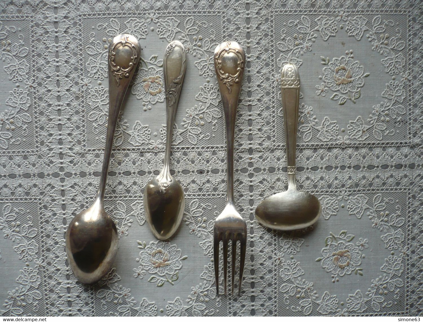 1 fourchette  + 1 cuillère + 1 petite cuillère + petite louche à crème ou autre - métal argenté - vintage