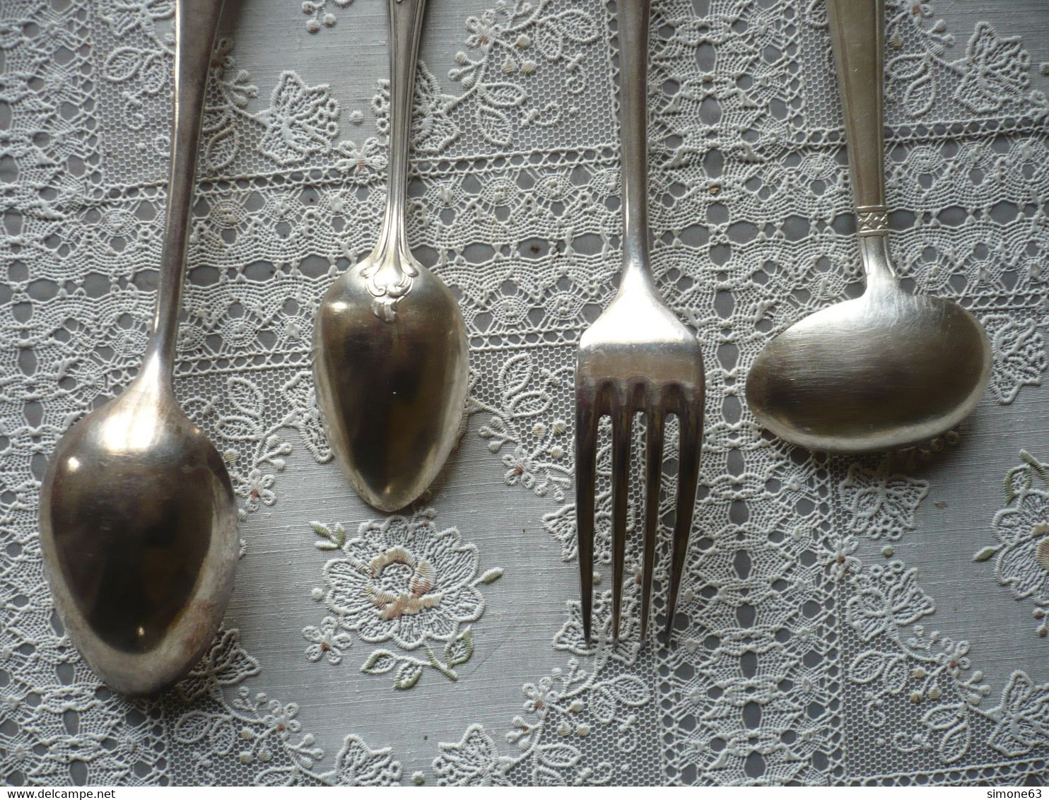 1 fourchette  + 1 cuillère + 1 petite cuillère + petite louche à crème ou autre - métal argenté - vintage