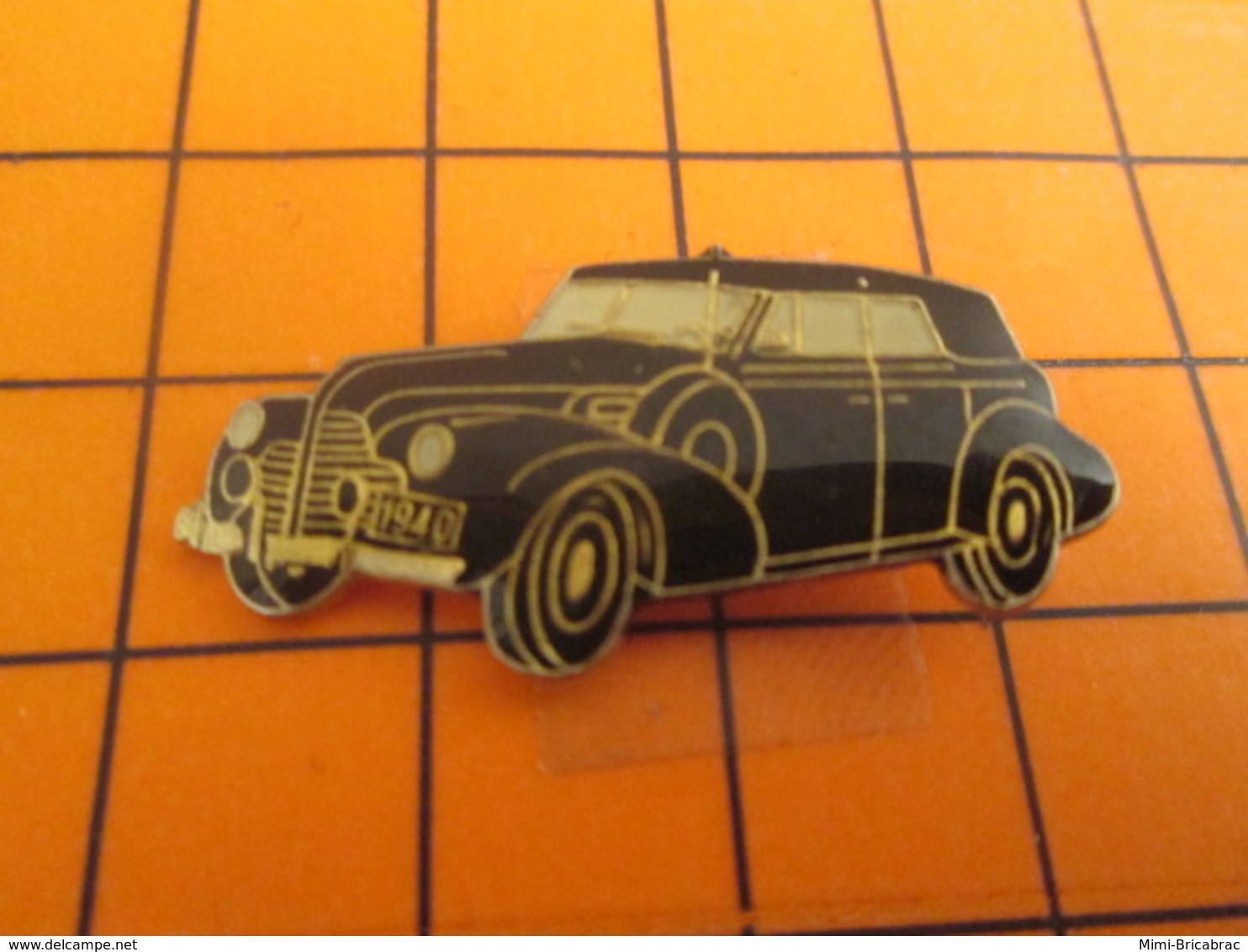 610d  PINS PIN'S / Beau Et Rare : Thème AUTOMOBILES / GROSSE VOITURE NOIRE ANNEES 40 MARQUE INCONNUE - Otros & Sin Clasificación