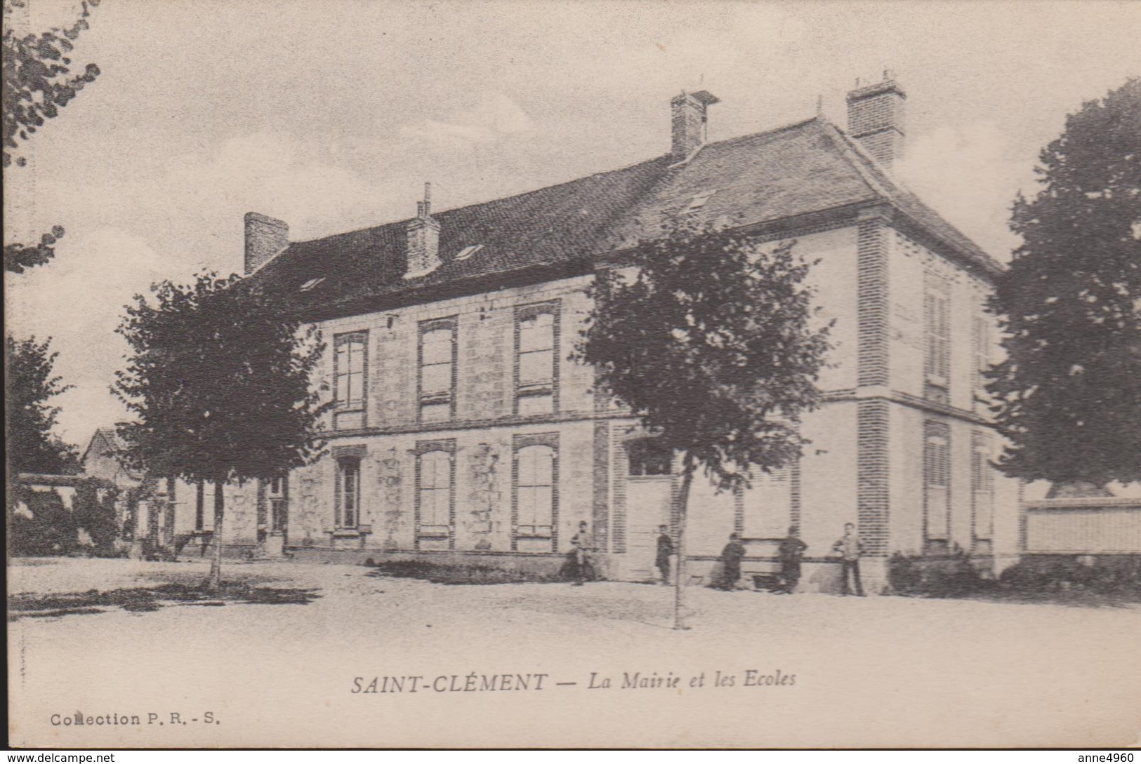 89 - Cpa - Saint Clément La Mairie Et Les écoles - Saint Clement