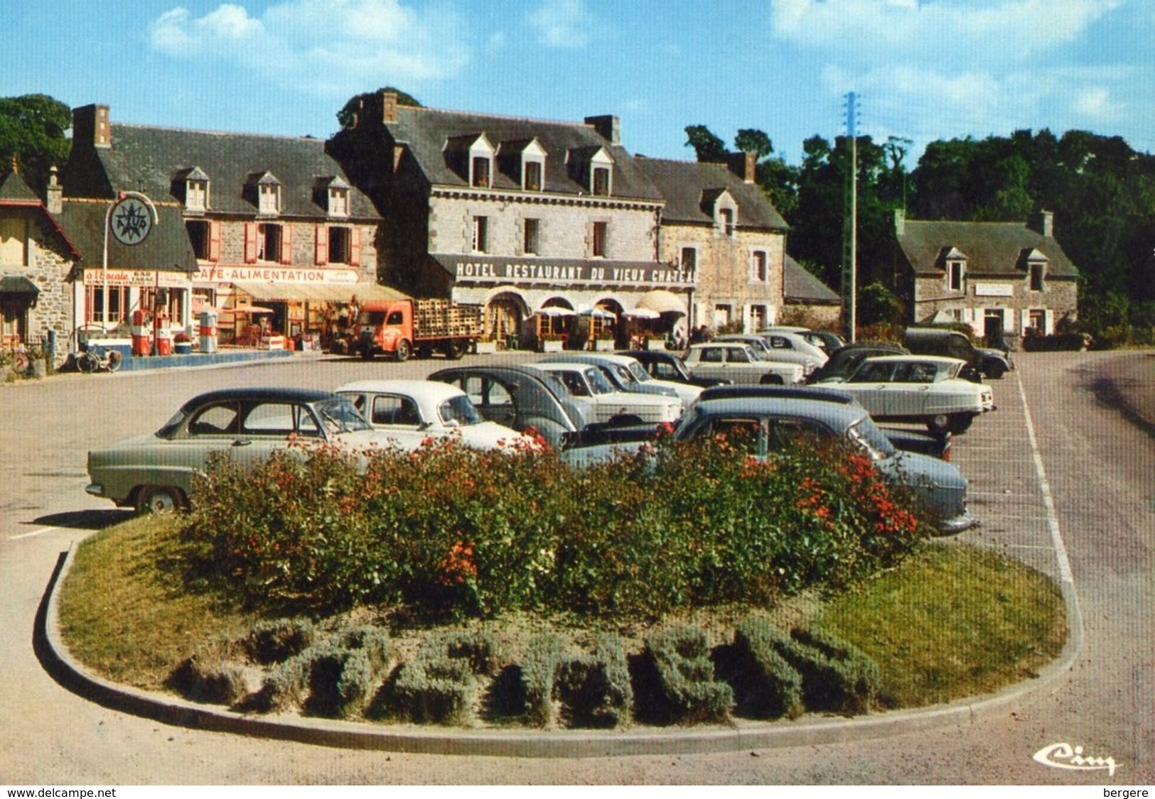 22. CPSM. CREHEN.  La Place Du Guildo. Restaurant Du Vieux Chateau, Station Azur, Parking De Voitures Des Années 70. - Créhen