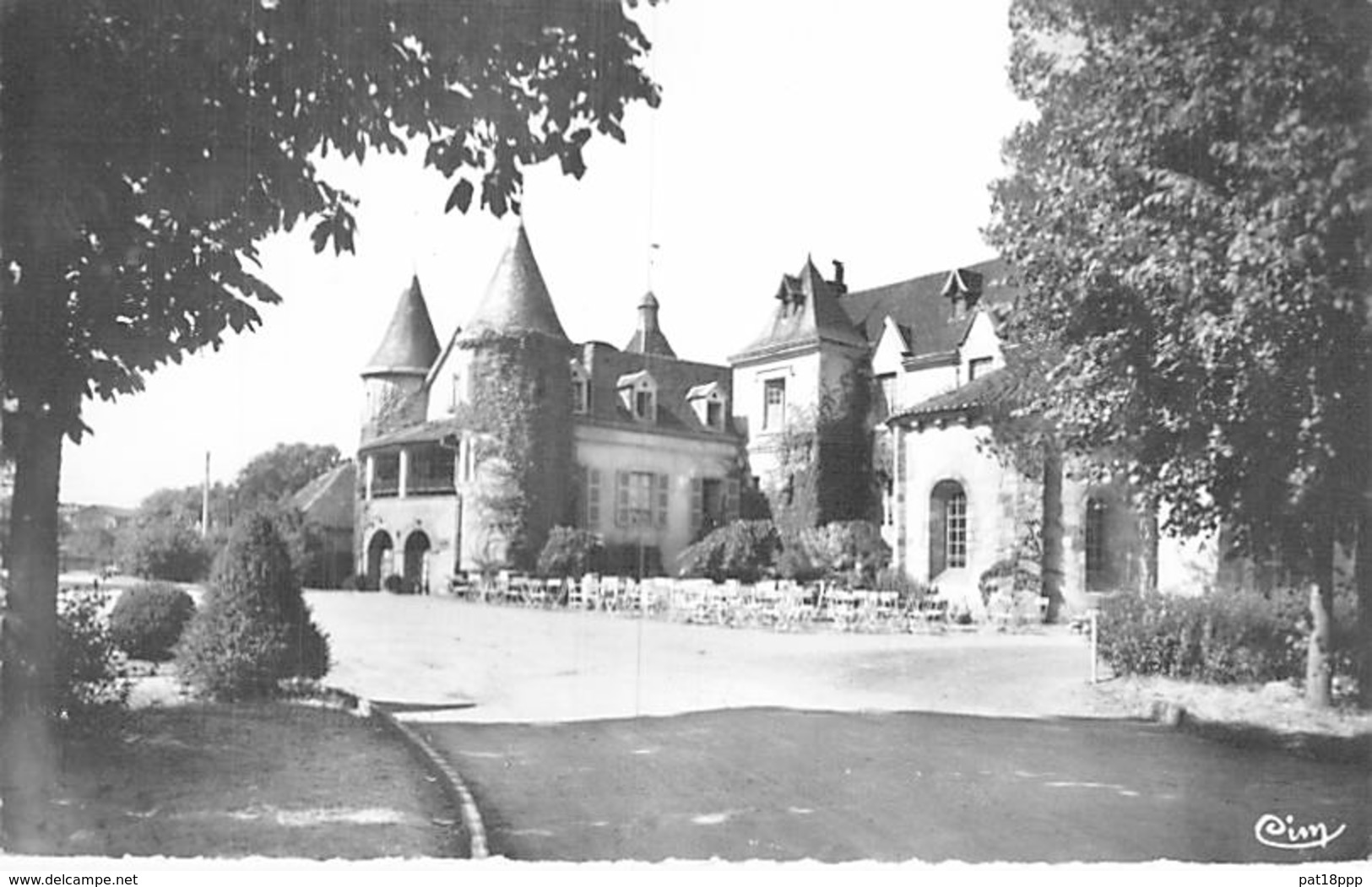 03 - MONTLUCON : Chateau De Saint Jean - CPSM Format CPA - Allier - Montlucon