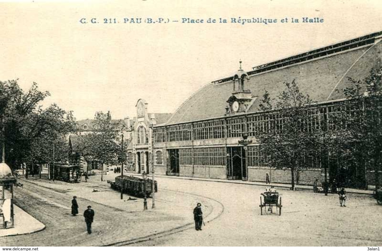 PAU  =  Place De La République Et La Halle    1067 - Pau