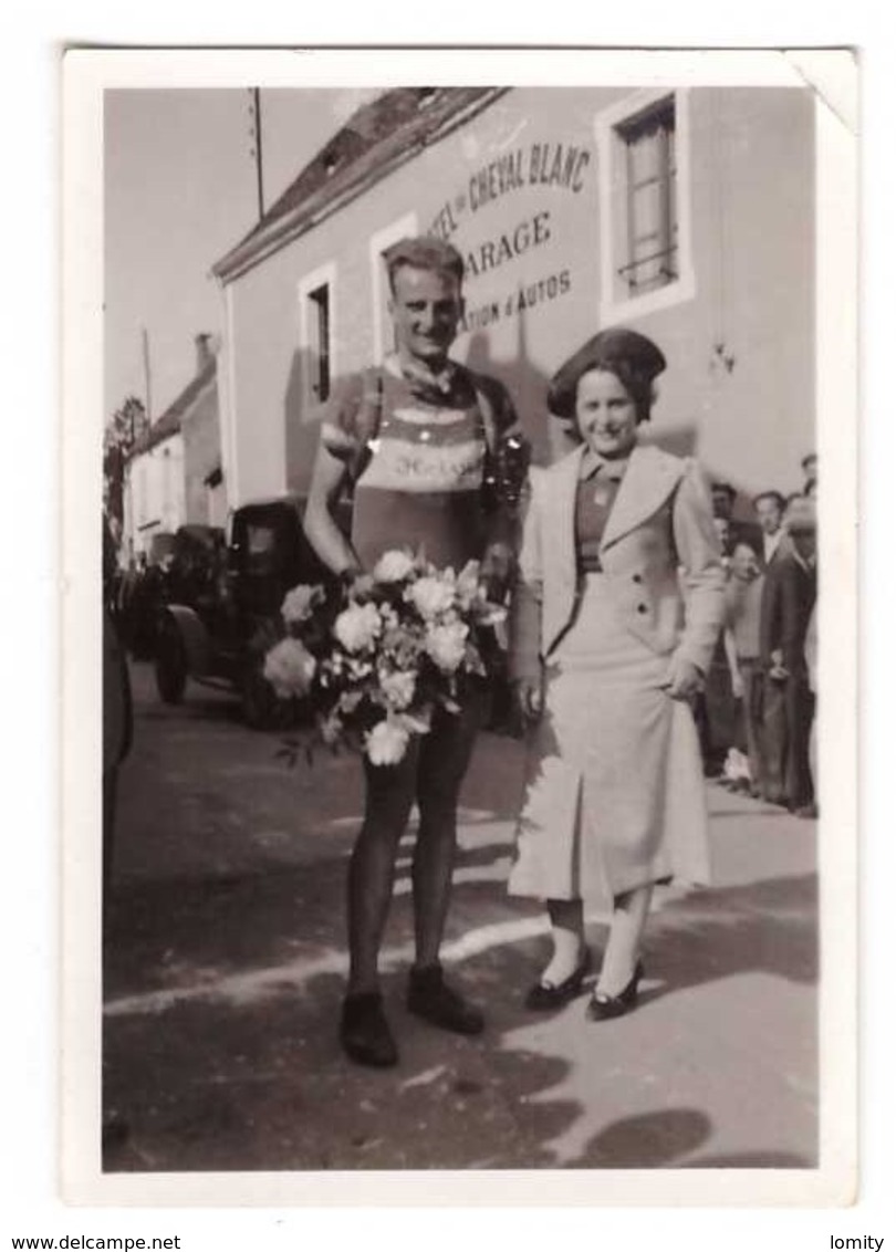 Photo Photographie Coureur Cycliste Avec Bouquet Devant Hotel Du Cheval Blanc Garage Station D' Autos Cyclisme Auto - Lieux