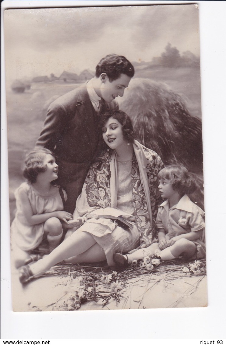 Lot 3 Cartes Photo -Famille Mise En Scène Devant Décors De Campagne (années 1945 - 1950) - Other & Unclassified