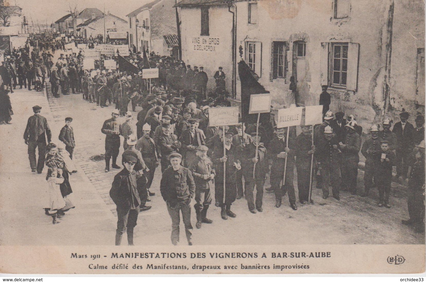 CPA Bar-sur-Aube - Mars 1911 - Manifestations Des Vignerons - Calme Défilé Des Manifestants, Drapeaux (très Belle Scène) - Bar-sur-Aube