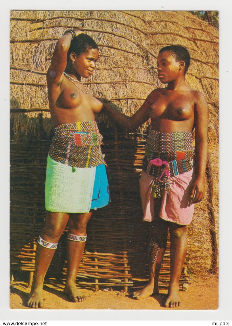 BA526 - TRIBAL LIFE - Stamlewe - Zulu Maidens Beside Their Beehive Hut, Natal - Femmes Seins Nus - Sud Africa