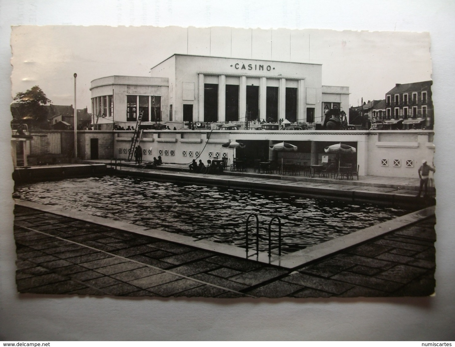 Carte Postale Les Sables D'Olonne (85) La Piscine Et Le Casino (Petit Format Noir Et Blanc Oblitérée 1952 Timbre 8 Fr ) - Sables D'Olonne